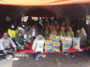 Peringatan Hari Ibu ke-96 : Ketua DWP Kabupaten Sukabumi dan Pengurus GOW Mengunjungi Korban Bencana Di Kampung Linggaresmi