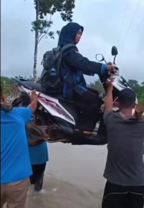 Perjuangan Seorang Guru SDN 14 Dusun V Pandan, Banyuasin, Agar Bisa Tetap Ke Sekolah