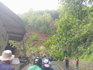 LONGSOR!!! DI RUAS JALAN NASIONAL BAGBAGAN – KIARA DUA DESA LOJI KEC.SIMPENAN, MENYEBABKAN AKSES JALAN UTAMA TERTUTUP TOTAL