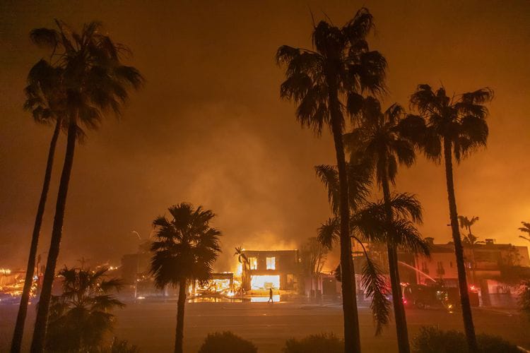 Kabar Duka: Los Angeles Kebakaran Hebat Akibat dari Angin SANTA ANA