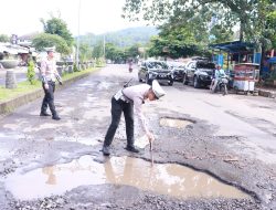 Satlantas Polres Sukabumi Bergerak Benahi Jalan Rusak