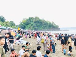 Pantai Kebon Kelapa Cisolok Jadi Primadona Wisatawan Saat Libur Panjang Idul Fitri