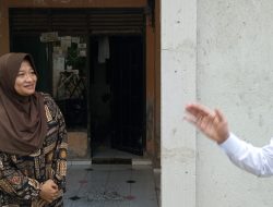 Viral Wali Murid Berjalan Kaki Pikul Meja dan Kursi ke Sekolah, Bupati Lebak Respons dan Minta Maaf